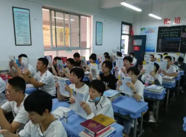 过早到校把本该属于孩子休息的时间变成了另一种隐性的教育内卷 过早到校把本该属于孩子休息的时间变成了另一种隐性的教育内卷