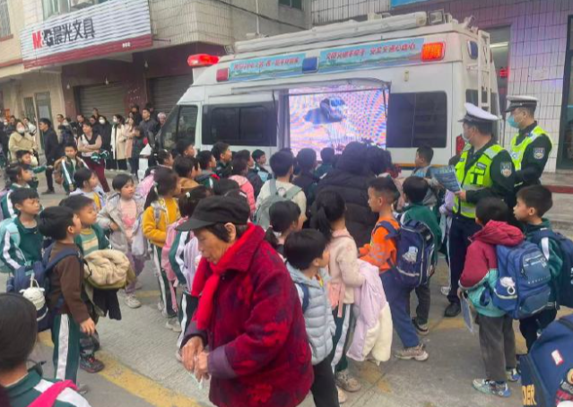 网约车无证运营等违法违规行为坚决铲除学生出行期间的安全危险
